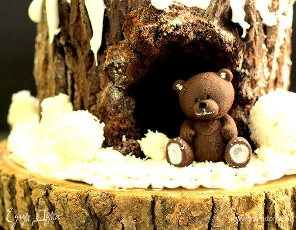 Перед дуплом посадила шоколадного медведя (сделала из темперированного шоколада в молде для фигурок и раскрасила белой краской).