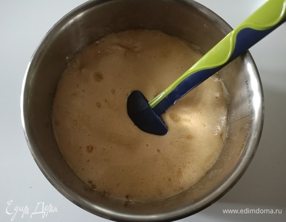 В сотейнике с толстым дном соединить масло комнатной температуры с сахаром. Поставить на небольшой огонь и варить почти до полного растворения сахара при постоянном помешивании. Далее добавить мед, если мед жидкий, то две ложки, если густой, то оду с горкой. Когда мед полностью растворится, добавить соду, перемешать и снять с плиты. Дать остыть до комнатной температуры.