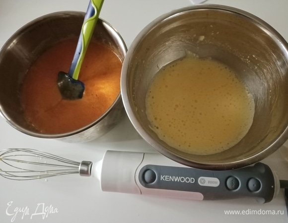 Венчиком взбить яйца до образования пышной пены. Продолжая взбивать, небольшими порциями добавить растопленный сахар с медом.