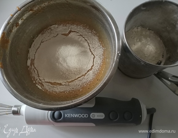 Ввести муку и замесить тесто.