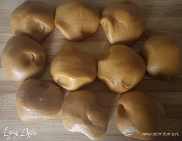 Разделить тесто на 10 равных частей (примерно по 70–75 г каждая).