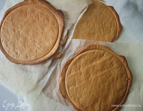 Между двумя листами пергаментной бумаги раскатать тесто. Наколоть по всей поверхности вилкой. Выпекать в предварительно разогретой духовке при температуре 180°C 3–4 минуты. Пока бисквит теплый, приложить форму и вырезать круг диаметром 20–22 см.