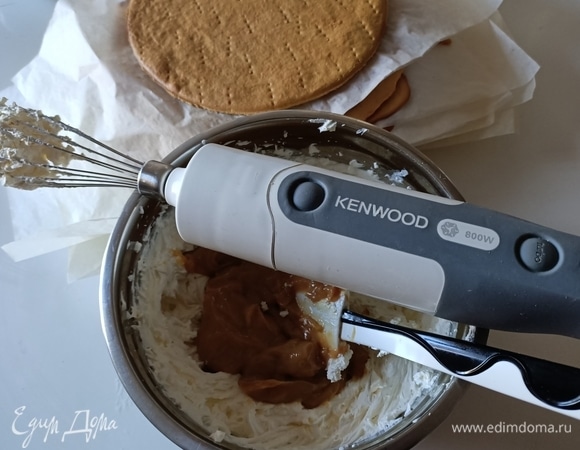 Для крема взбить охлажденное маскарпоне. Добавить вареное сгущенное молоко и на небольшой скорости взбить крем совсем немного, только для того, чтобы перемешать. Если крем взбивать дольше, он может стать жидким. Крем получается не очень сладкий, если вы предпочитаете послаще, то перед тем, как взбивать маскарпоне, добавьте сахарную пудру.