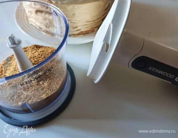 Измельчить обрезки от медовых коржей.