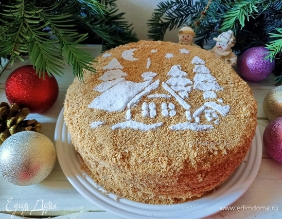 Бока и верх торта промазать кремом. Покрыть медовой крошкой. Готовый торт поставить в холодильник для пропитки на 3–4 часа. Приятного аппетита!