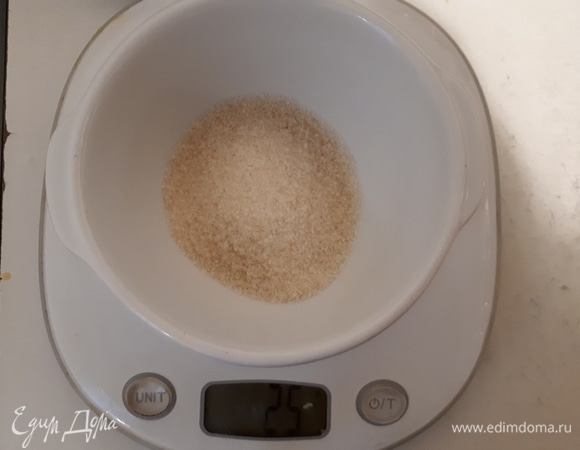 Смешайте пектин с сахаром. Если у вас нет пектина, можно заменить его на желатин (примерно 5–6 г), но ни в коем случае не на агар-агар, если вы будете делать гляссаж! Для гляссажа нужна замрозка, а агар-агар ее не выносит. Если вы используете желатин, то замочите его в холодной воде.