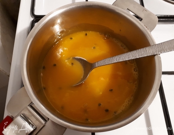 Нагрейте сок. Когда температура подниметя вешы 40°C, вмешайте сахар и пектин (или сахар и желатин, предварительно отжав его). Доведите до кипения и проварите минуту.