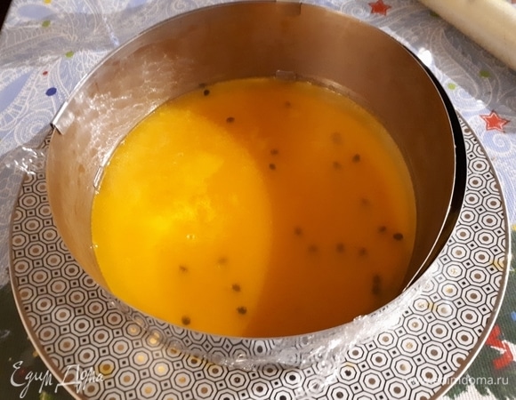 Положите круг с пленкой на тарелку пленкой вниз и вылейте в него сок маракуйи. Уберите в морозилку на 2–3 часа, пока не загустеет.