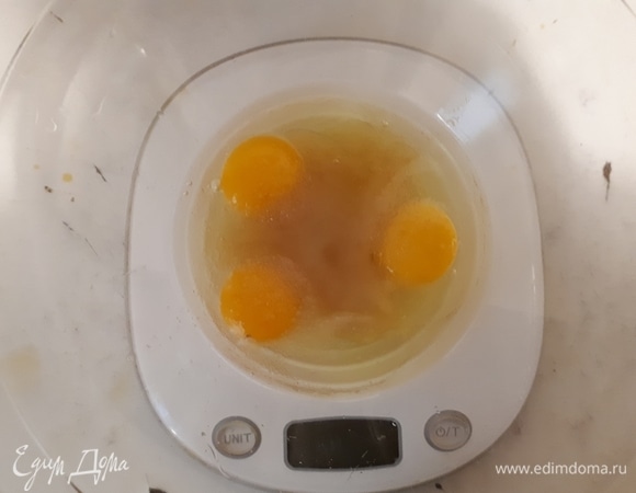 Теперь сделаем бисквит женуаз. Разогрейте духовку до 180°C. Взбейте яйца с сахаром и ромом в пену.