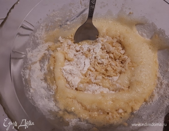 Всыпьте пшеничную муку и миндальную муку и перемешайте до однородности.