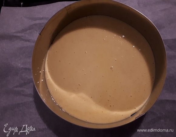 Отрегулируйте диаметр круга на 18 см, положите его на противень с бумагой для запекания и влейте тесто. Выпекайте 10 минут.