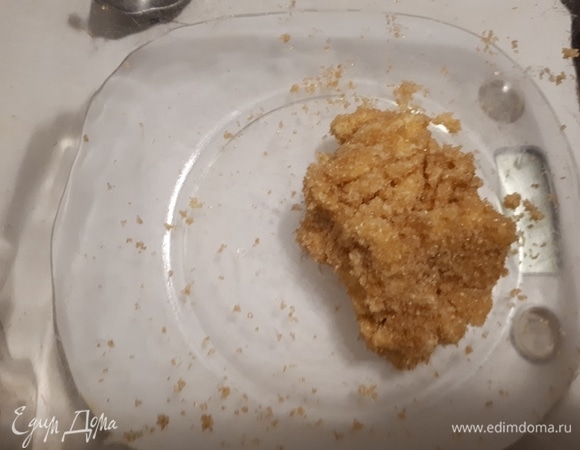 Пока печется женуаз, можно приготовить тесто для миндальной вставки. Замесите масло с сахаром.