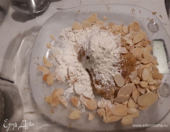 Добавьте муку и миндаль и замесите тесто. Оно будет довольно липким — это нормально.