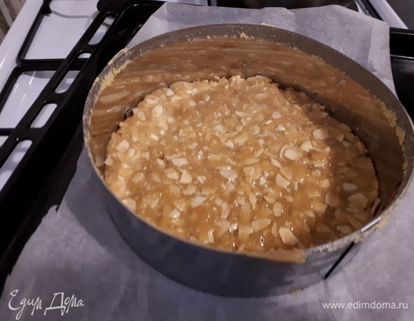 Установите температуру духовки на 160°C и сформируйте блинчик из теста на дне кондитерского круга. Выпекайте 25 минут.