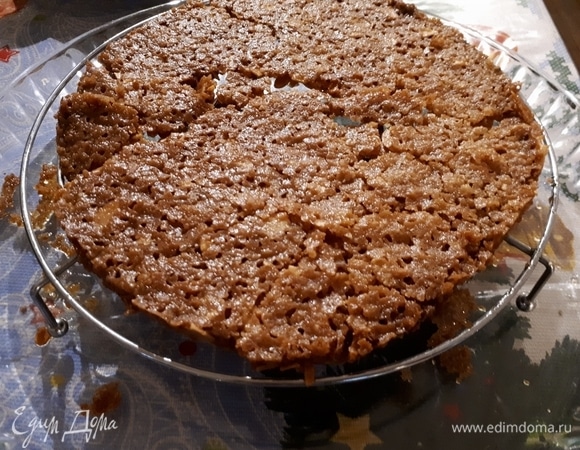 Готовая вставка довольно хрупкая. Выложите ее на решетку, чтобы стекло лишнее масло. Если она сломается — ничего страшного. Главное, потом собрать ее по частям при монтаже антреме.