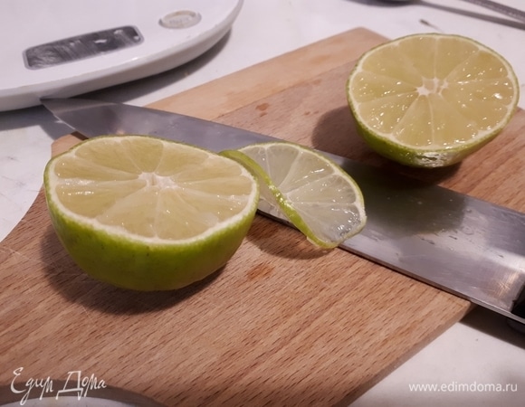 Если вы хотите украсить антреме засахаренным лаймом, то можно приготовить их, пока духовка включена. Отрежьте несколько тонких ломтиков лайма (1–2 мм).