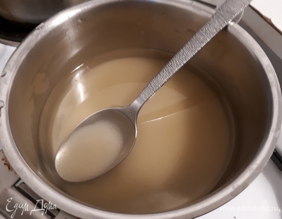 Смешайте сахар с водой и доведите до кипения. Затем снимите с огня и окуните туда ломтики лайма на минуту. Выложите лайм на противень, покрытый бумагой для запекания, и отправьте в духовку на 2 часа при 100°C. Потом оставьте досушиваться при выключенной духовке еще час. Так можно сушить не только лаймы, но и другие фрукты.