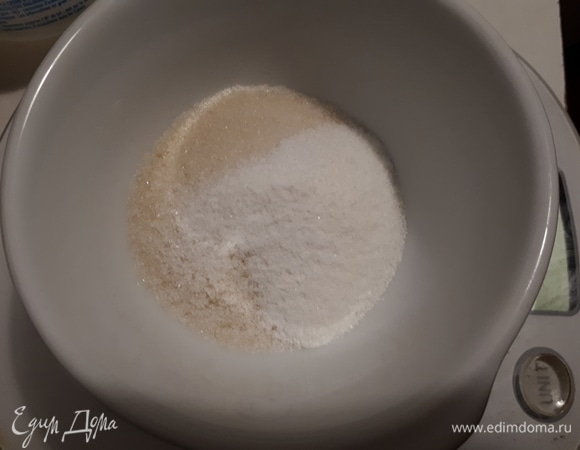 Приготовим мятный мусс. Смешайте сахар и загуститель для сливок. Если у вас нет загустителя, можно использовать желатин (но не агар-агар, если вы будете делать гляссаж). Желатин придется вмешать в мятный ликер, предварительно его (ликер) нагрев.