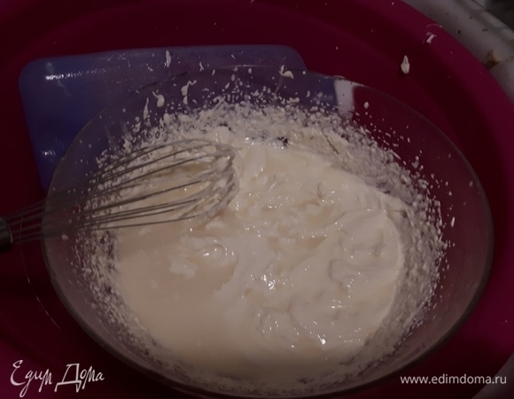 Затем влейте мятный ликер и взбейте снова до получения устойчивого мусса.