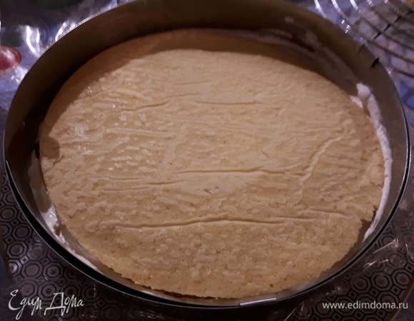 На вставку из маракуйи выложите миндальную вставку, затем — вторую половину мусса и, наконец, женуаз. Замажьте муссом все щелочки. Если будете делать гляссаж, уберите в морозилку на ночь.