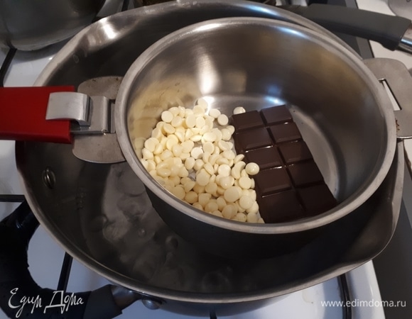 Можно заняться приготовлением украшений из шоколада. Шоколад нужно растопить на водяной бане.