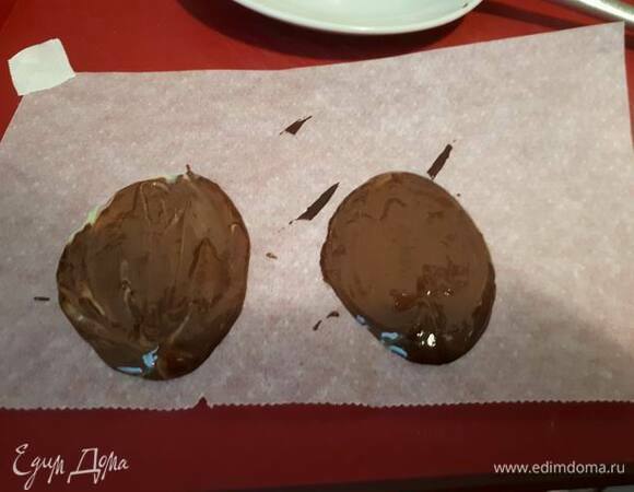 Чтобы сделать фигуры из шоколада, их нужно нарисовать на бумаге для запекания или пищевой пленке, а затем отправить в морозилку на несколько минут.