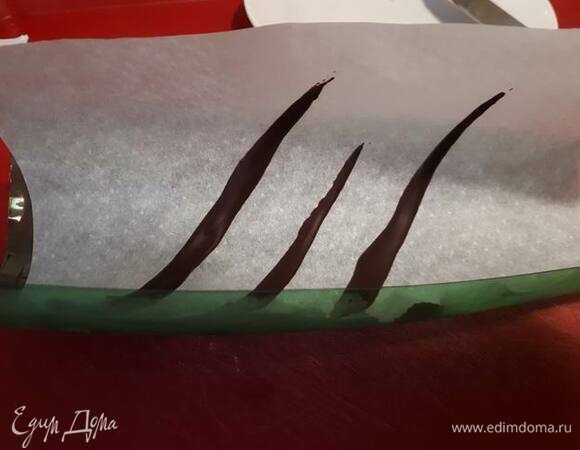 Чтобы придать изогнутую форму, положите бумагу на обрезанную пластиковую бутылку.