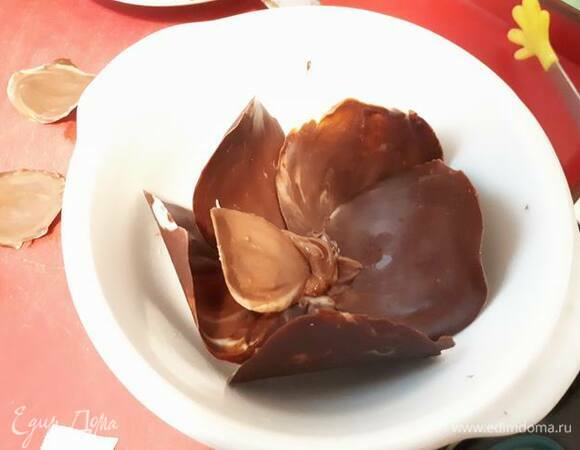 Склейку различных деталей лучше производить белым шоколадом, так как он плавится при меньшей температуре.