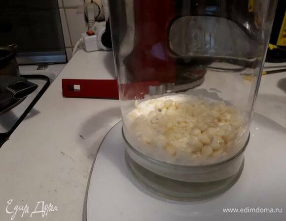 Наконец, на следующий день приготовим гляссаж. Смешайте белый шоколад со сливками в высокой посуде.