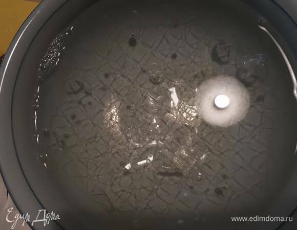 Замочите желатин в холодной воде.