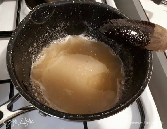 Смешайте лаймовый сок и сахар и доведите до кипения (103°C).