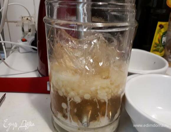 Влейте сироп в шоколад, добавьте желатин и перемешайте до однородного состояния погружным блендером. Не поднимайте блендер высоко, чтобы в гляссаж не попал воздух. Тогда он образует пузырьки, и будет уже не так красиво. Дайте ему остыть до 35°C (для тех, у кого нет термометра: это примерно час времени, правда, зависит от посуды).