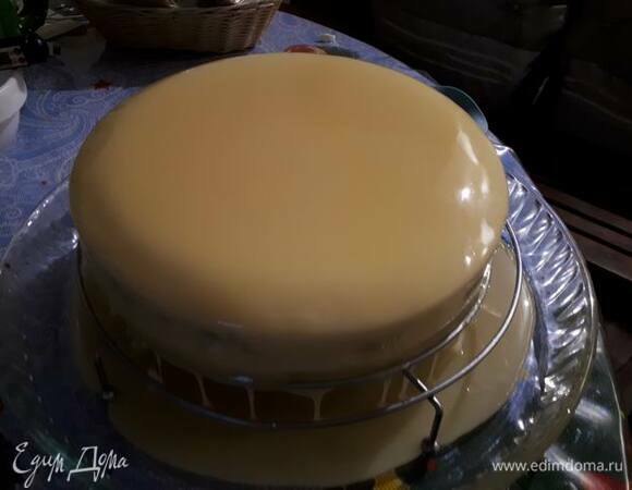 Достаньте антреме из морозилки, снимите кондитерский круг. Возможно, придется воспользоваться феном, чтобы его отлепить. Положите антреме на решетку. Важно, чтобы антреме было заморожено — прямо из морозилки. Если мусс начнет оттаивать, то гляссаж при 35°C его просто размажет. Вылейте гляссаж на антреме и дайте стечь излишкам.