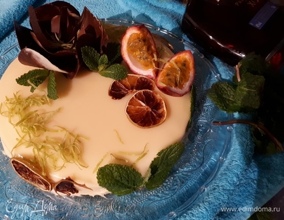 Украсьте антреме шоколадными фигурами, засахаренным лаймом, лимонной цедрой, листьями мяты и кусочками маракуйи. Храните в холодильнике. Антреме нужно подержать полдня в холодильнике перед подачей, чтобы он оттаял внутри. Bon appétit!