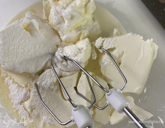 Для начинки прогреть любое ягодное пюре, крахмал развести в воде и добавить к пюре, проварить пару минут до загустения, переложить в другую миску, накрыть пленкой в контакт и охладить. Готовим крем, все ингредиенты должны быть холодными. Сливки, сыр и сахарную пудру (просеянную) сложить в миску и взбить все до густой пышной массы, получается нежнейший воздушный крем. Испеченный мегенговый корж в горячем виде перевернуть на пергамент такого размера и сразу, пока горячий, снять верхний слой пергамента, остудить. Далее выложить крем на остывшую меренгу, сверху — ягодное пюре, свернуть в рулет и охладить в течение 2–3 часов.