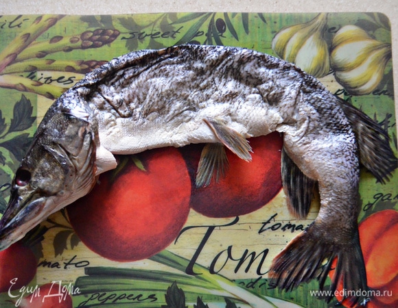 Очистить щуку от чешуи, промыть, вынуть жабры. Сделать надрез ножом вокруг головы рыбы, оставляя один позвонок. Вынуть внутренности (очень аккуратно, чтобы не раздавить, вынимаем желчный пузырь). Теперь с помощью ножа освобождаем филе от кожи, при этом помогая руками. Таким образом снимаем кожу щуки «чулком». В месте, где находятся плавники, делаем надрез ножницами. Отрезаем хвост рыбы. Промываем снятый чулок из кожи, просушиваем с помощью бумажных полотенец. Затем внутри и снаружи слегка подсаливаем кожу рыбы. Выворачиваем кожу-чулок. Весь процесс я очень подробно показывала вот в этом рецепте: https://www.edimdoma.ru/retsepty/63294-prazdnichnaya-farshirovannaya-schuka-po-schuchiemu-velenyu.