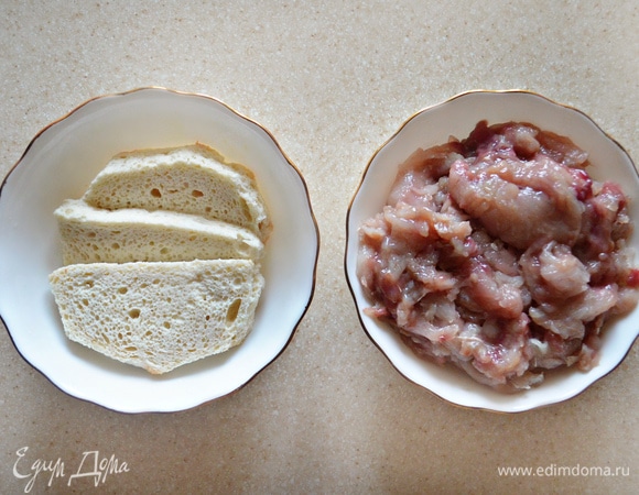 Филе отделить от хребта, вынуть оставшиеся кости. Три небольших кусочка хлеба (корки срезать) замочить в молоке на 10–15 мин. Хлеб слегка отжать.