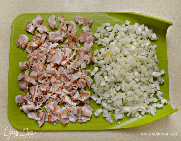 Бекон и лук мелко нарезать, немного потушить на среднем огне.