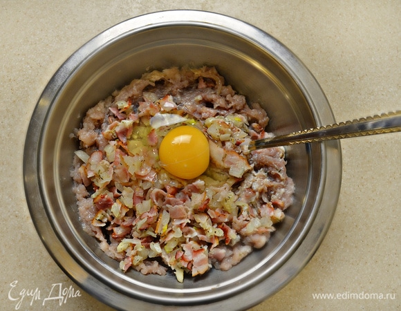 Кусочки филе щуки вместе с хлебом измельчить с помощью блендера или мясорубки. Добавить бекон с луком, яйцо, соль, перец, прованские травы и перемешать. Соли потребуется совсем немного, поскольку бекон достаточно соленый.