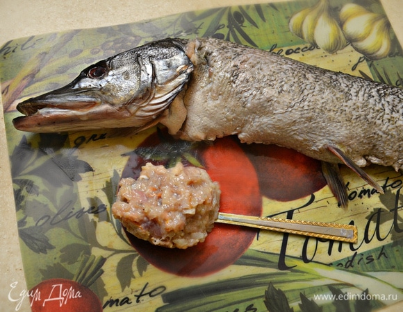 Аккуратно с помощью ложки заполняем чулок из кожи начинкой, равномерно распределяя по всей длине. Очень плотно набивать чулок начинкой не нужно, так как во время запекания кожа щуки может лопнуть.