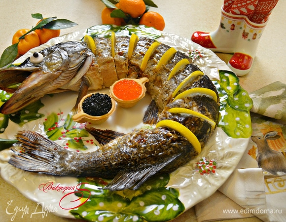 Укладываем щуку на блюдо, нарезаем на порционные куски и украшаем. Красивое праздничное блюдо готово! Приятного вам аппетита и вкусных праздников!