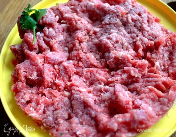 Фарш взяла из заморозки — порция. Вот так расплющиваю, чтобы быстрее потом разморозился.