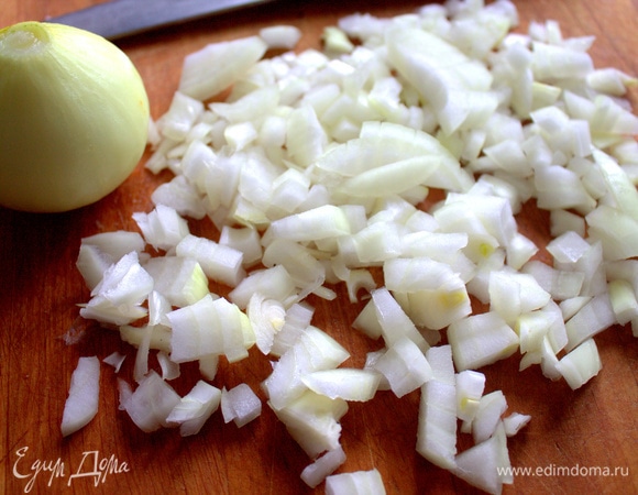 Луковицу измельчить.