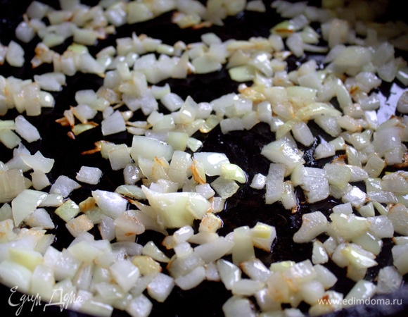 Обжарить лук.