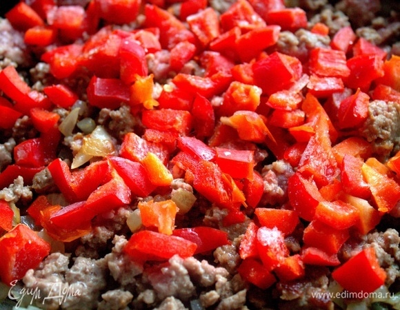Всыпать нарезанную паприку.