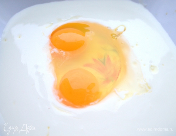 Готовим заливное тесто. В кефир вбить яйца.