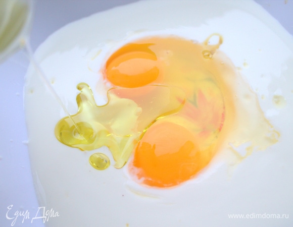 Влить масло.