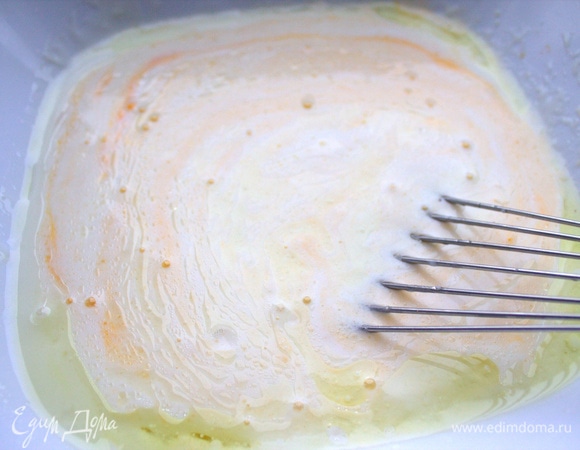 Слегка взбить венчиком.