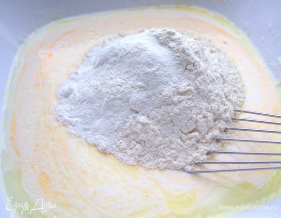 Всыпать муку с разрыхлителем.