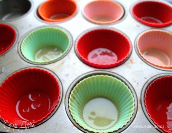 Силиконовые формочки я вставила в железную форму. Самой форме я не доверяю — прилипает.